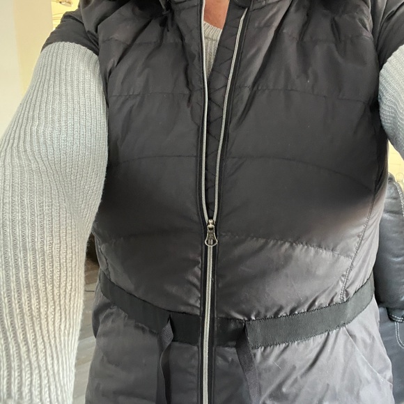 Lululemon women’s black down with hood it’s a size 8/10 - Picture 2 of 8